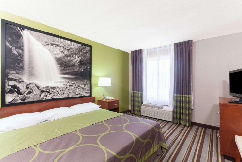 Super 8 by Wyndham Clarksville Northeast - image 3