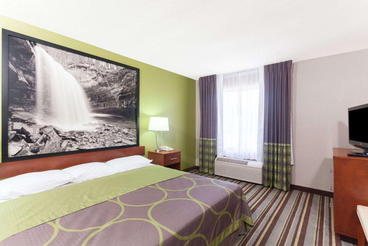 Super 8 by Wyndham Clarksville Northeast - image 3