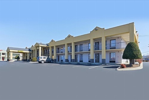 Super 8 by Wyndham Clarksville Northeast - image 4