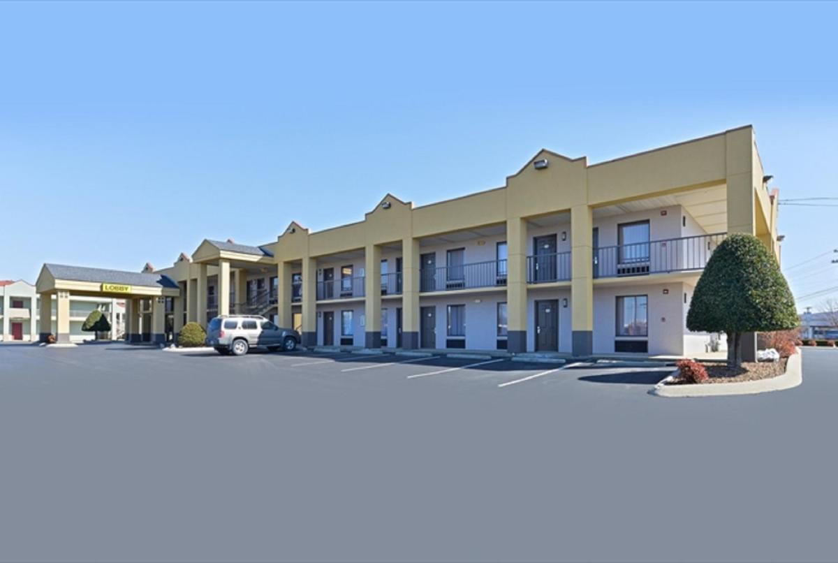 Super 8 by Wyndham Clarksville Northeast - image 4