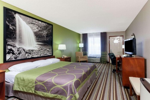Super 8 by Wyndham Clarksville Northeast - image 5