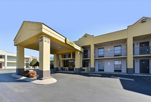 Super 8 by Wyndham Clarksville Northeast - image 6