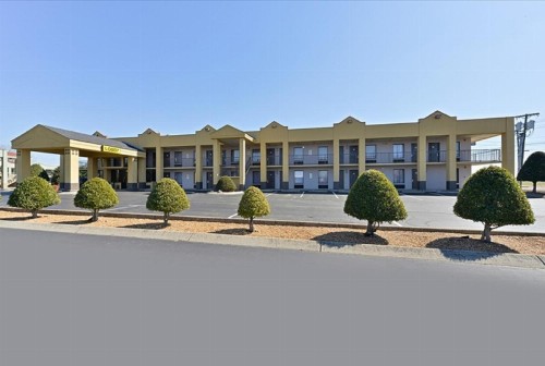 Super 8 by Wyndham Clarksville Northeast - image 7