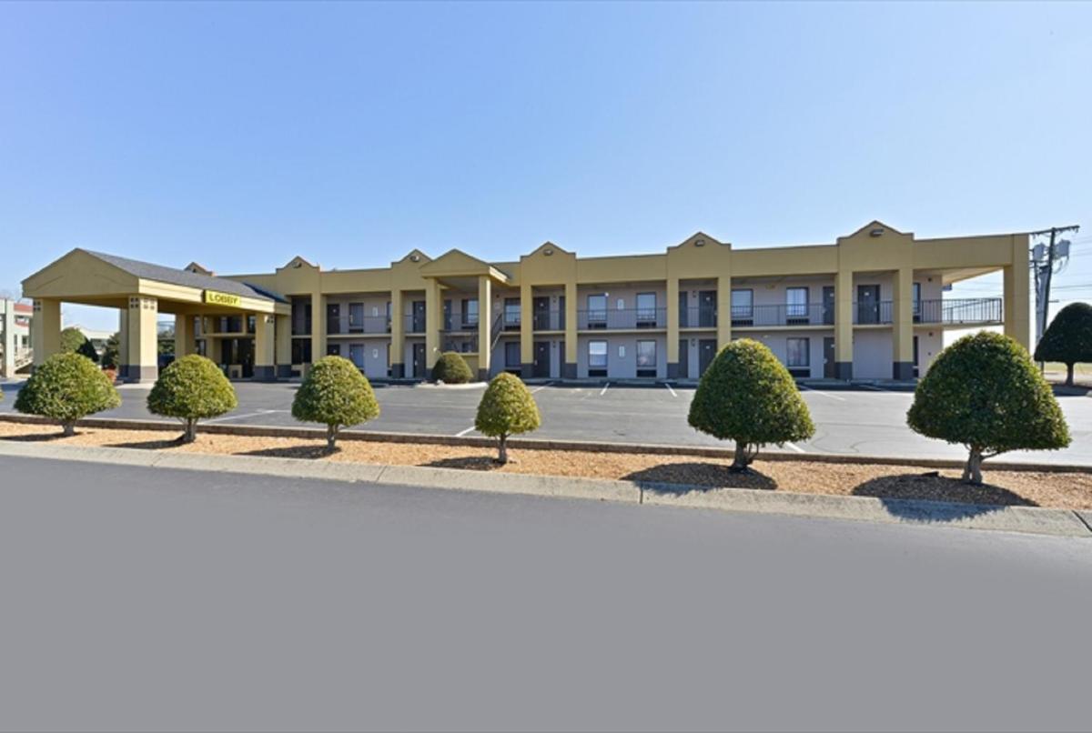 Super 8 by Wyndham Clarksville Northeast - image 7