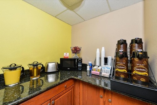 Super 8 by Wyndham Clarksville Northeast - image 8