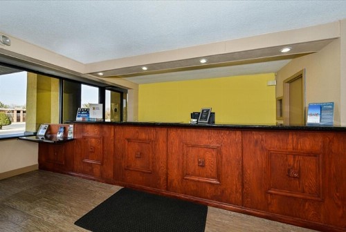 Super 8 by Wyndham Clarksville Northeast - image 9