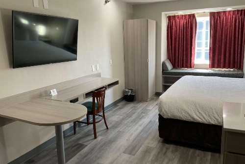 Microtel Inn and Suites Clarksville - image 11