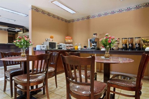 Microtel Inn and Suites Clarksville - image 14