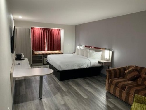 Microtel Inn and Suites Clarksville - image 16