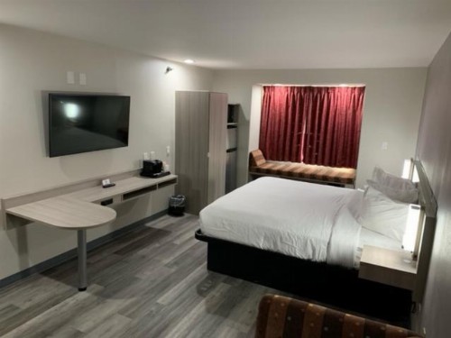Microtel Inn and Suites Clarksville - image 17