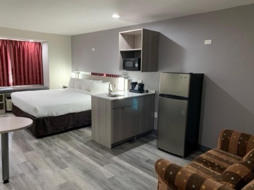 Microtel Inn and Suites Clarksville - image 23