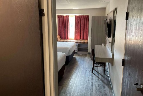 Microtel Inn and Suites Clarksville - image 3