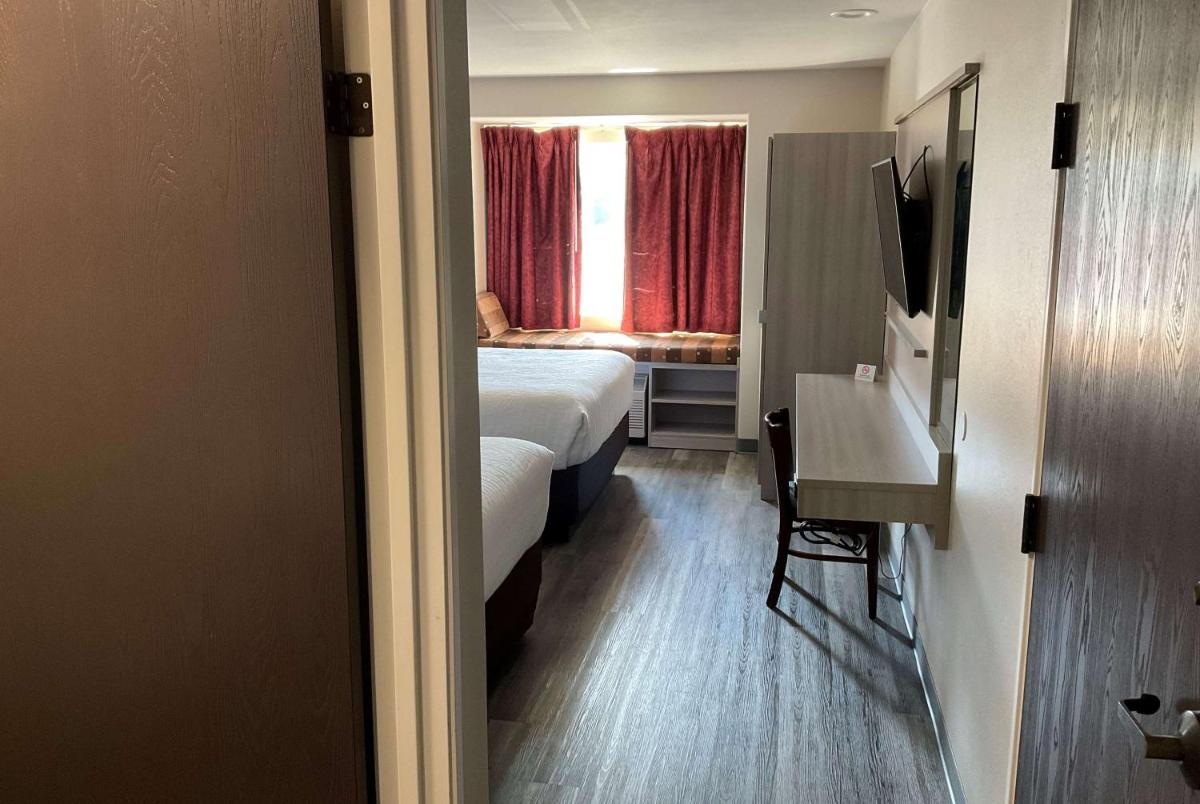 Microtel Inn and Suites Clarksville - image 3