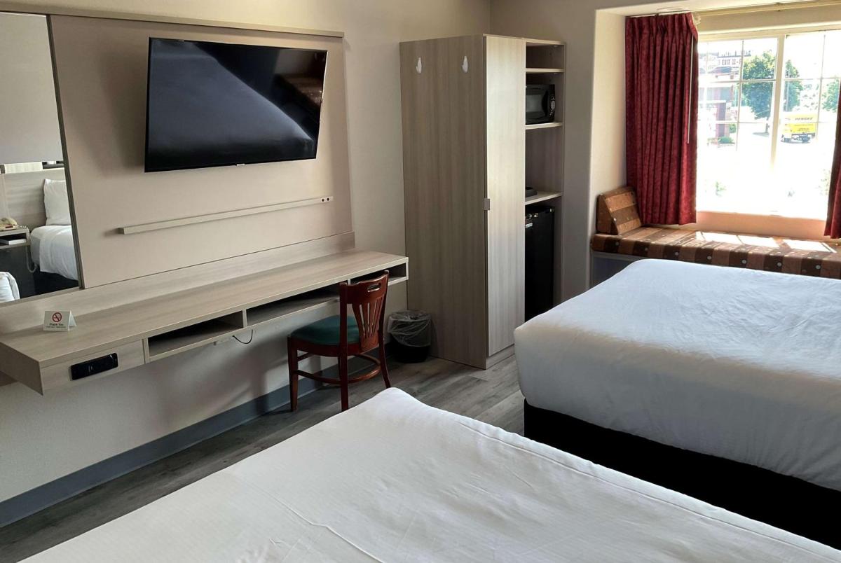 Microtel Inn and Suites Clarksville - image 4