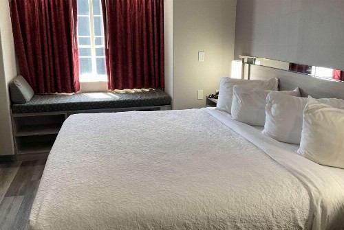 Microtel Inn and Suites Clarksville - image 9