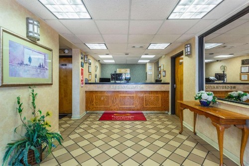 Econo Lodge & Suites Clarksville - image 10