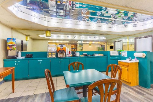 Econo Lodge & Suites Clarksville - image 14