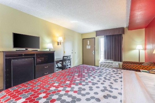 Econo Lodge & Suites Clarksville - image 23