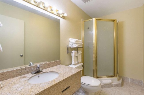Econo Lodge & Suites Clarksville - image 25