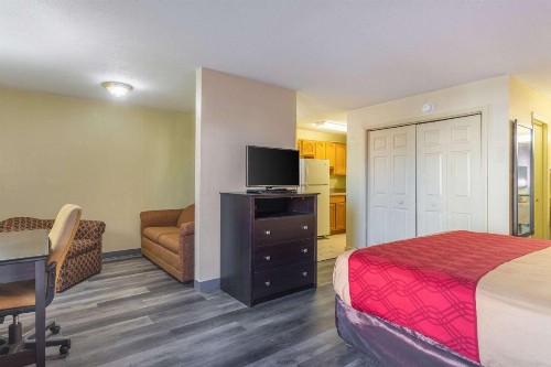 Econo Lodge & Suites Clarksville - image 3