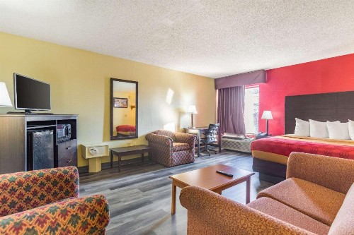 Econo Lodge & Suites Clarksville - image 5