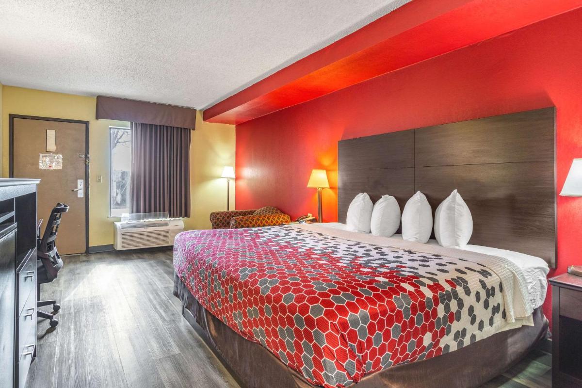 Econo Lodge & Suites Clarksville - image 7