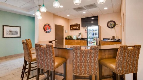 Best Western Plus Atrium Inn & Suites - image 9
