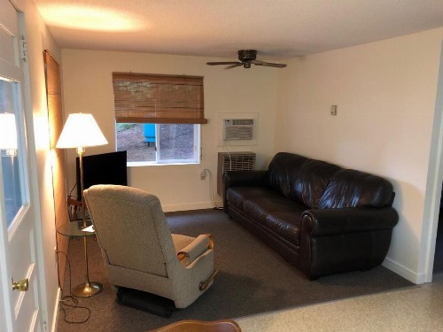 West Winds Motel & Cottages - image 10