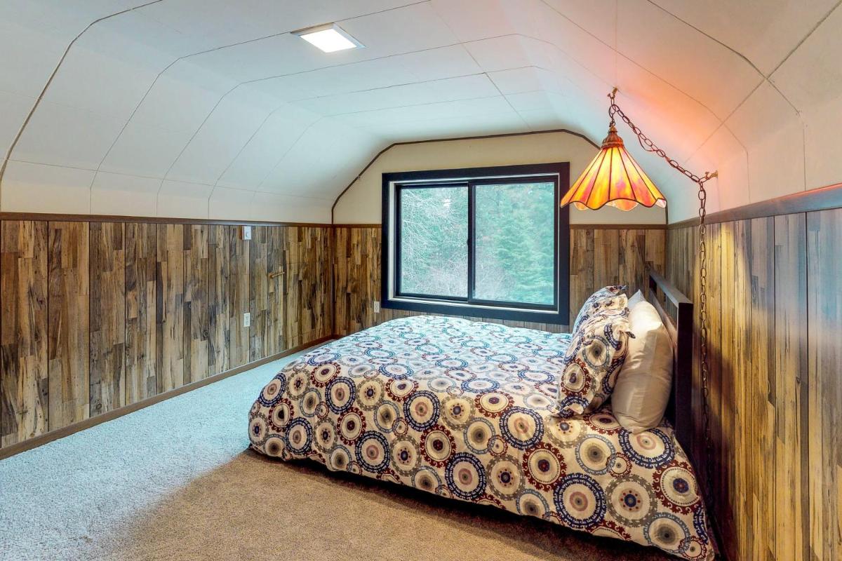 Creekside Cabin - image 7