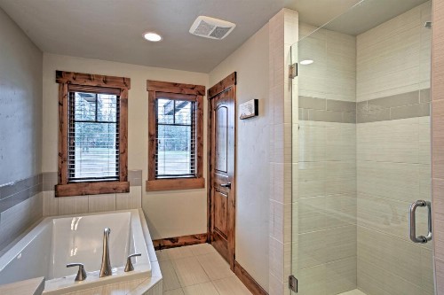 Cle Elum Home on Golf Course with Fire Pit and Hot Tub