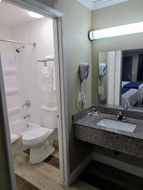 Travelodge by Wyndham Clearlake - image 13