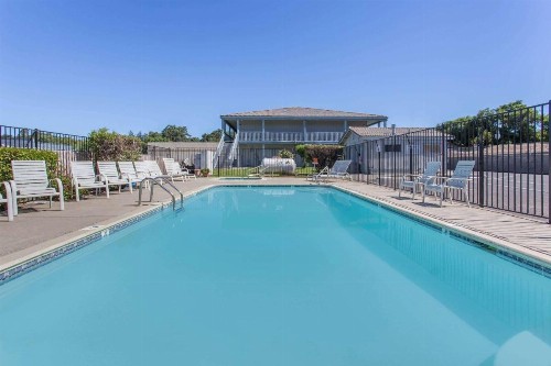 Travelodge by Wyndham Clearlake - image 29