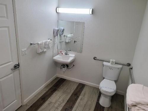Travelodge by Wyndham Clearlake - image 9