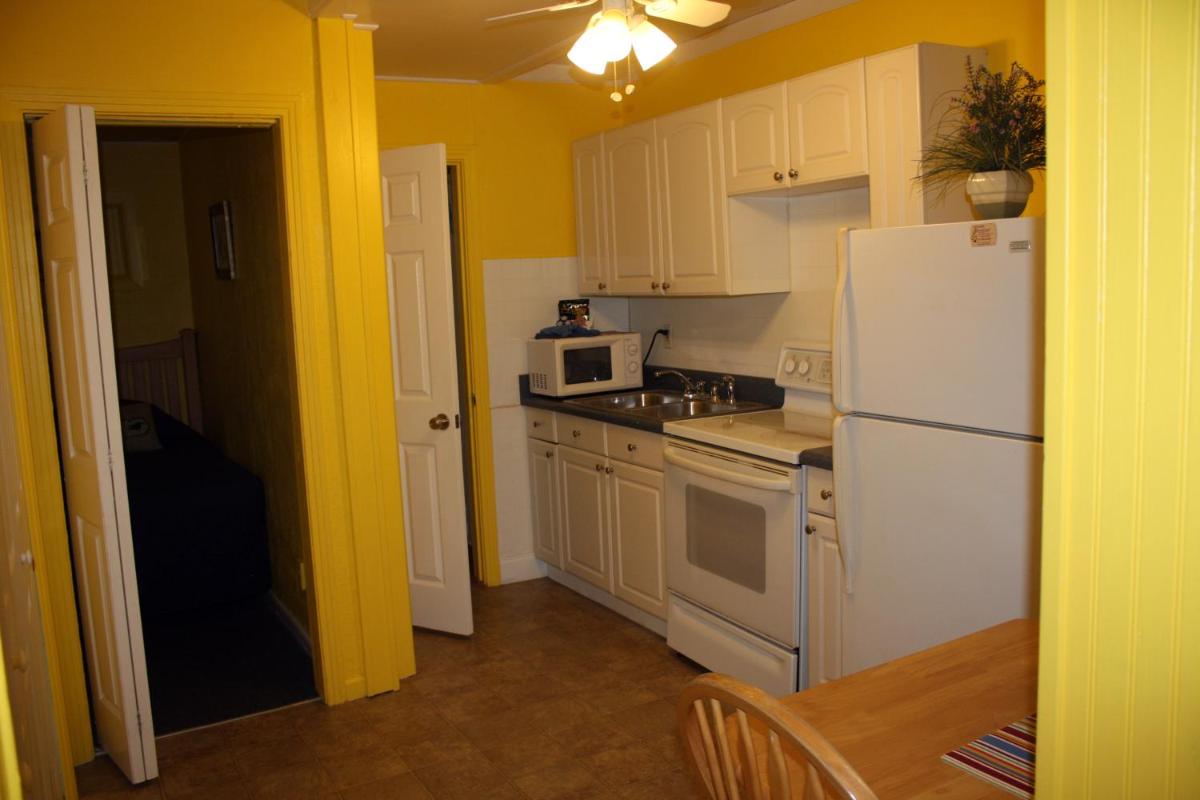 Barefoot Bay Resort Motel - image 2