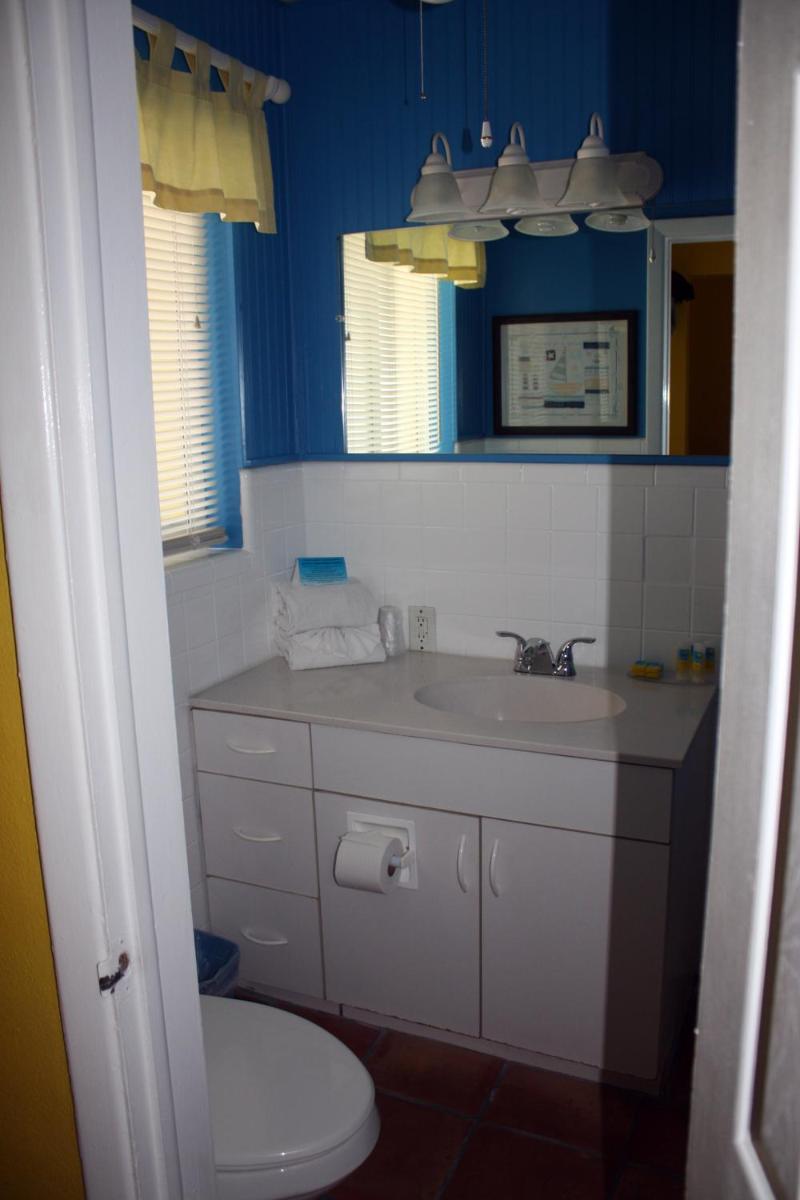 Barefoot Bay Resort Motel - image 5