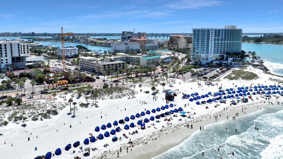 Pelican Pointe Hotel - main image