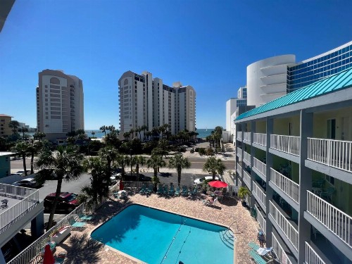 Pelican Pointe Hotel - image 10