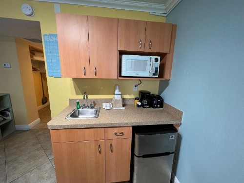 Pelican Pointe Hotel - image 11