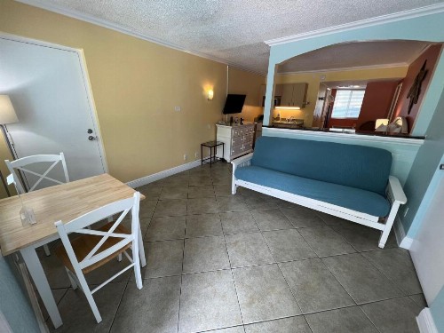Pelican Pointe Hotel - image 14