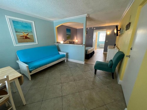 Pelican Pointe Hotel - image 15