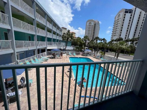 Pelican Pointe Hotel - image 16