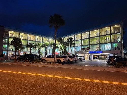 Pelican Pointe Hotel - image 17