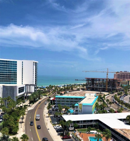 Pelican Pointe Hotel - image 18