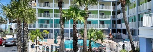 Pelican Pointe Hotel - image 19