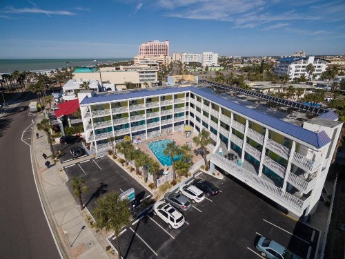 Pelican Pointe Hotel - image 2
