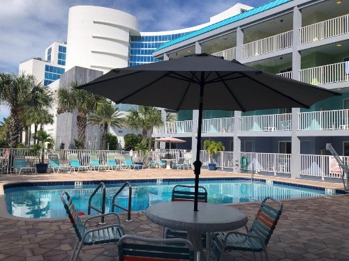 Pelican Pointe Hotel - image 22