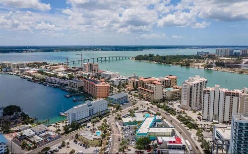 Pelican Pointe Hotel - image 24