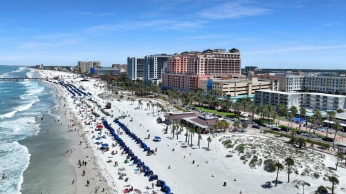 Pelican Pointe Hotel - image 26