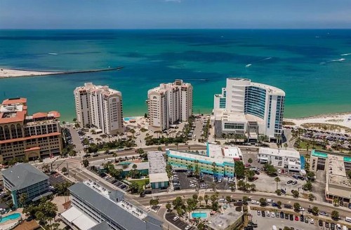 Pelican Pointe Hotel - image 27