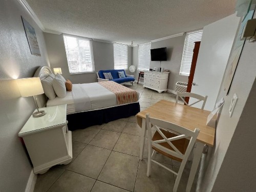 Pelican Pointe Hotel - image 29